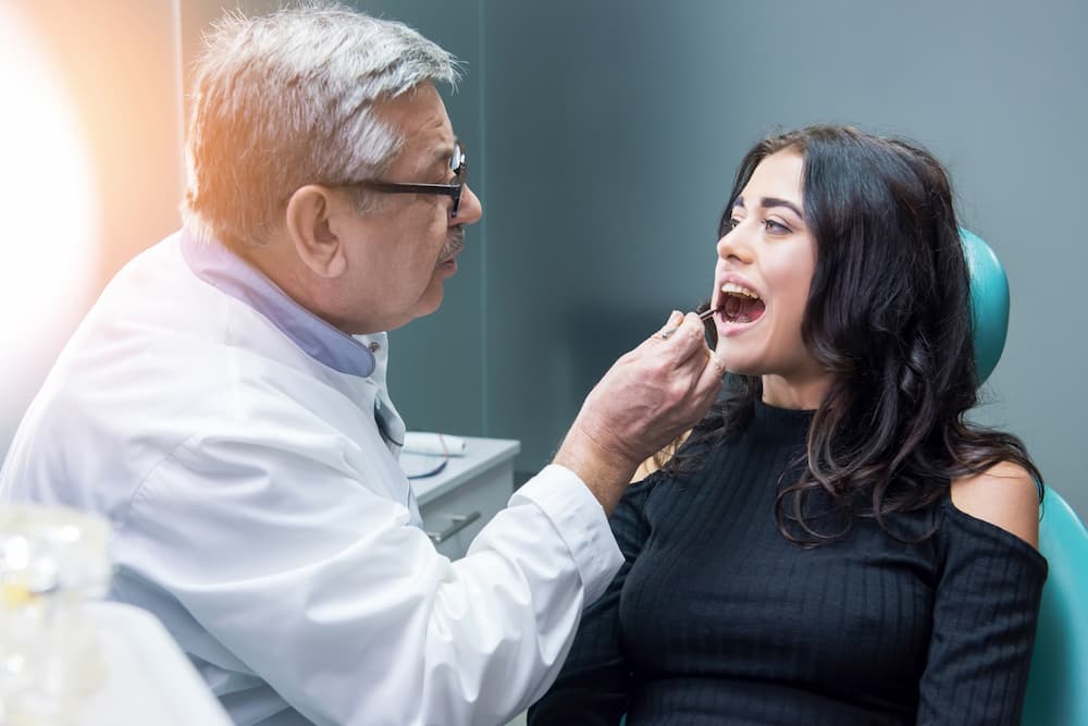 最新消息 1 dentist examining female patient 2E7MBEW 1