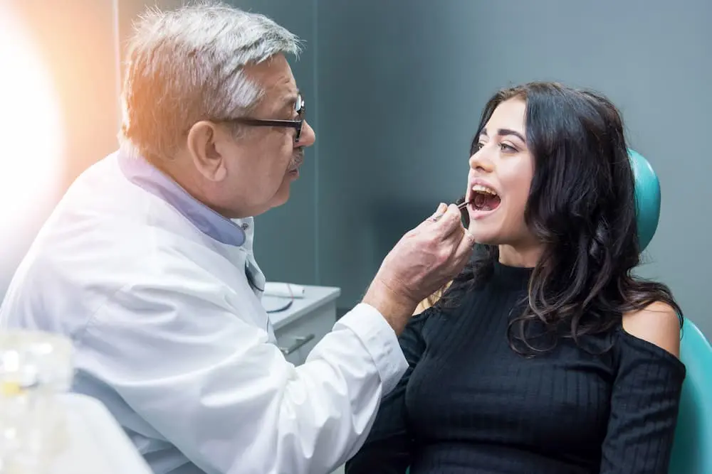 最新消息 3 dentist examining female patient 2E7MBEW 1