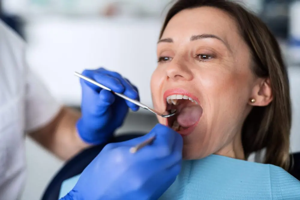 最新消息 1 a woman has a dental check up in dentist surgery VAVTZ6Q 1 scaled e1622957958736