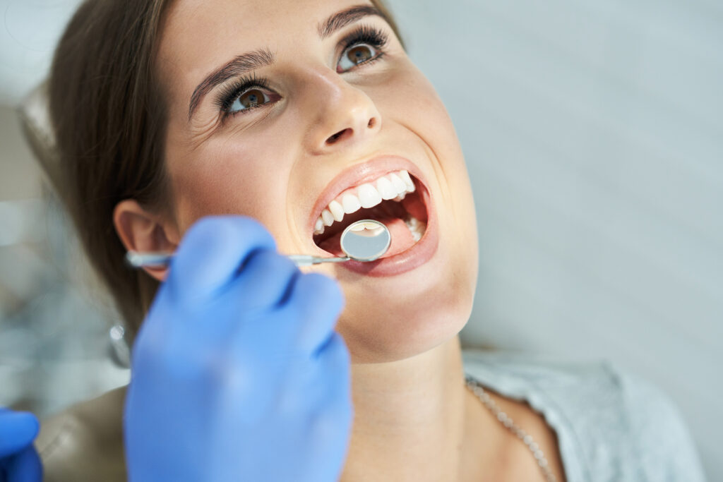 最新消息 1 male dentist and woman in dentist office 2023 11 27 05 36 43 utc